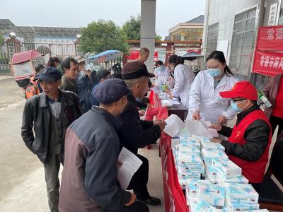 市皮防所黨員志愿者 健康義診進鄉村，麻風防治人人知，營養健康咨詢暖人心